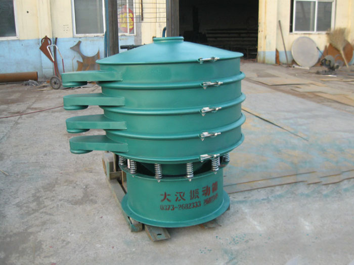 直徑1000型振動篩除了有碳鋼材質其還有不銹鋼+碳鋼，以及全不銹鋼的選擇，用戶可根據用戶物料的性質不同可進行選擇。