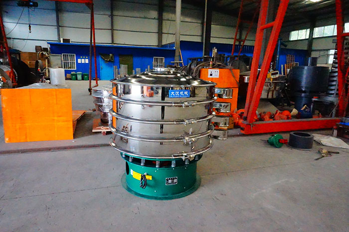 直徑1500mm振動篩是一個(gè)四個(gè)出料口，三層振動篩框的選震動篩，屬于較大型號的產(chǎn)品。