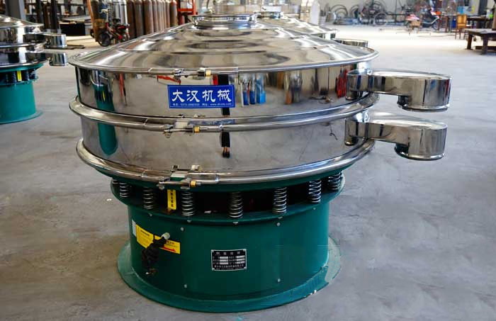 玻璃粉振動篩比較常見的材質為不銹鋼材質，但其碳鋼材質的設備相對來說其使用壽命不夠長，對于一些特殊行業的物料的篩分也比較有限，所以目前比較受歡迎的材質為不銹鋼材質。