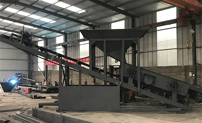 振動篩沙機產品概述：該產品比較適合河道篩沙，沙場篩沙，篩分效率高，經久耐用，不易損壞。