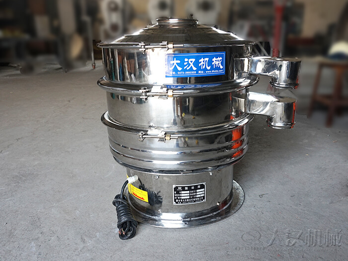 醫藥振動篩主要采用的是304不銹鋼振動篩，優勢：設備干凈衛生，不易生銹，使用壽命長久，經久耐用。