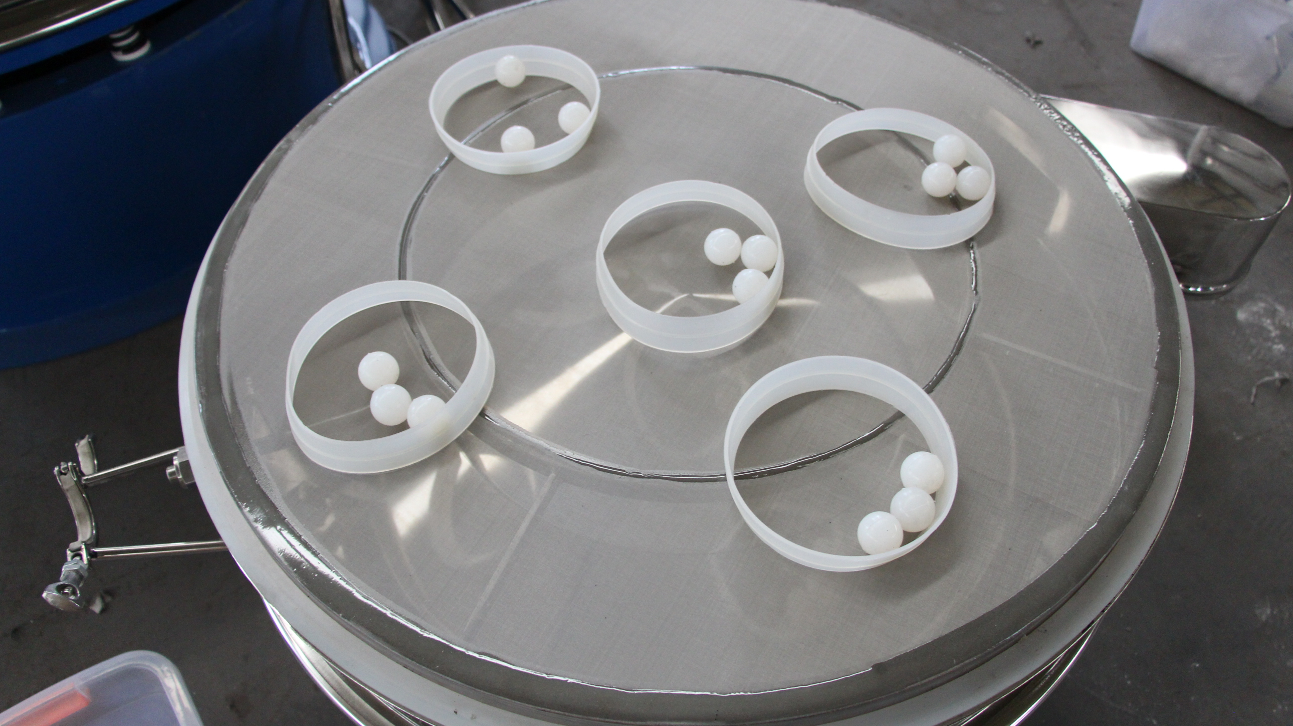 醫藥振動篩：篩架彈跳球，擋球環等。